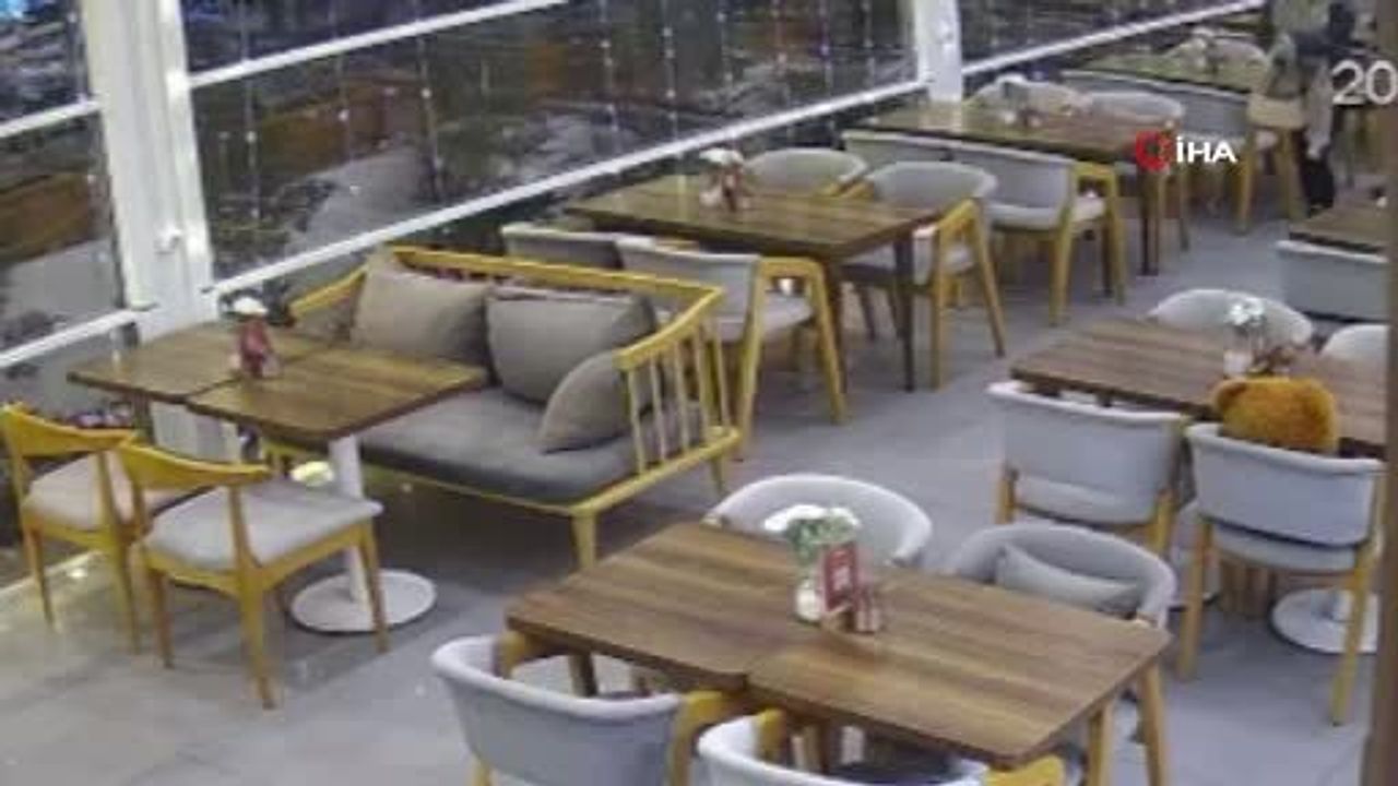 Kontrolden çıkan Audi kafeteryaya girdi — İki müşteri saniyelerle kurtuldu
