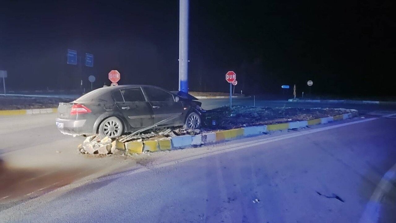 Konya Beyşehir'de Otomobil Refüje Çıktı: 3 Yaralı