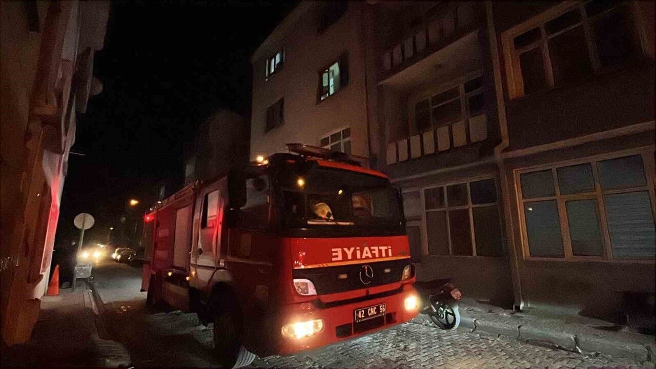 Konya'da 3 katlı binanın çatısında yangın paniği