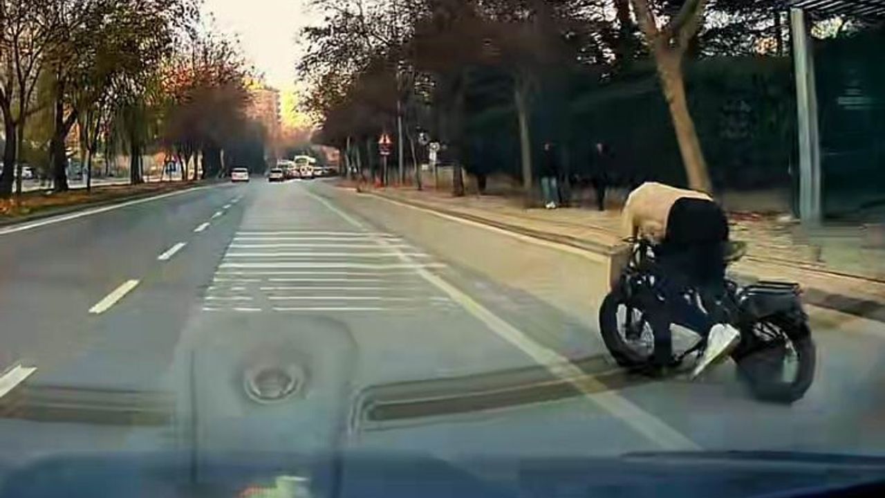 Konya'da eli cebinde bisiklet süren kişi araç altında kalmaktan son anda kurtuldu