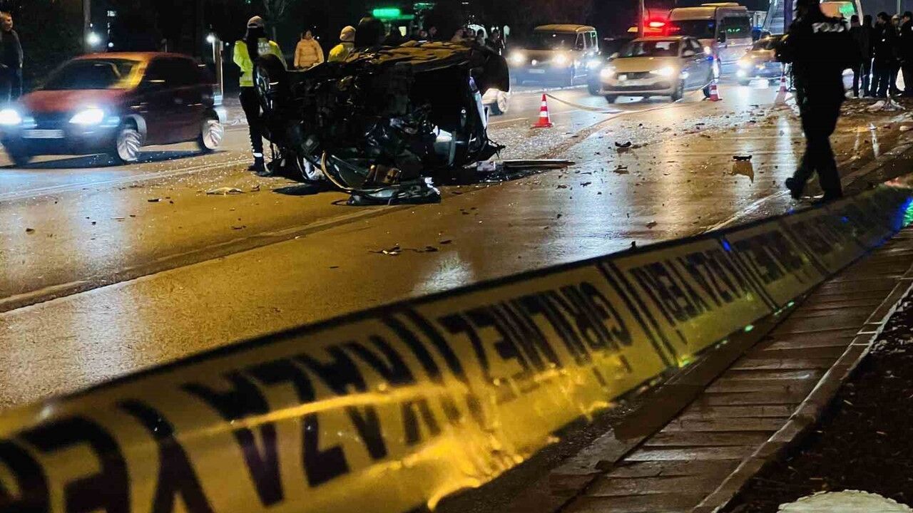 Konya'da kontrolden çıkan otomobil ağaca çarptı: 1’i ağır, 2 yaralı