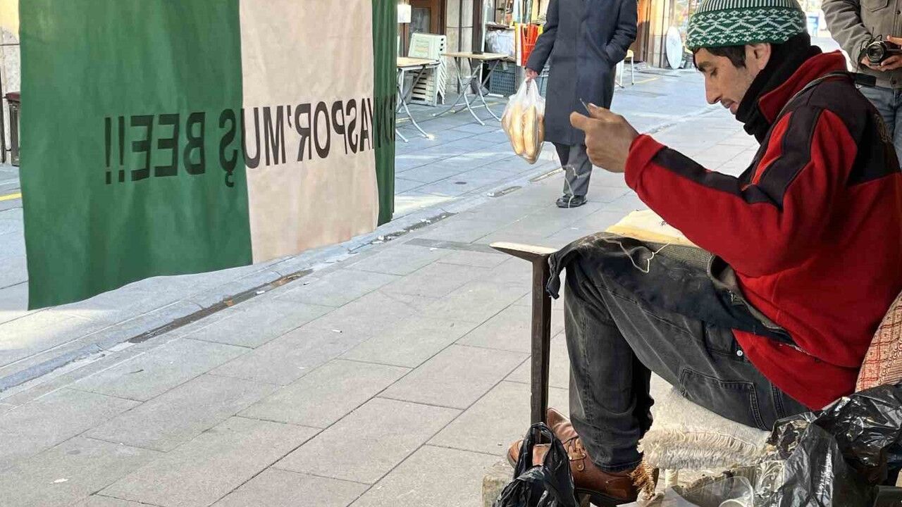 Konya'da Kunduracı Hasan Küçükkoç, Avustralyalı Turiste 'annouv' Sınavı Yaptı