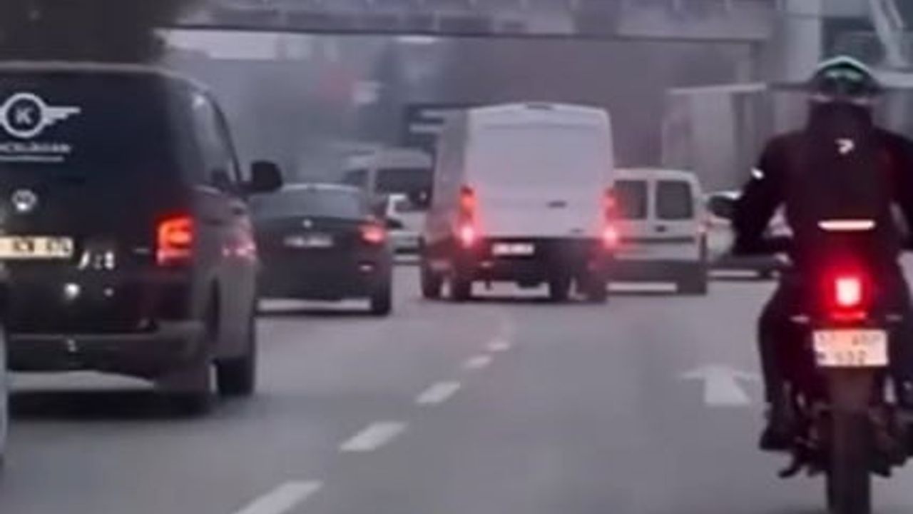 Konya'da makas atan minibüs trafikte tehlike oluşturdu