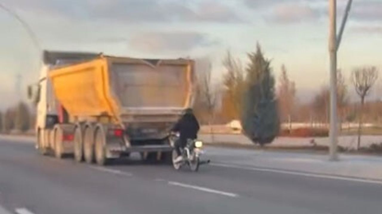 Konya'da motosiklet sürücüsünün tırı takip eden tehlikeli sürüşü kamerada