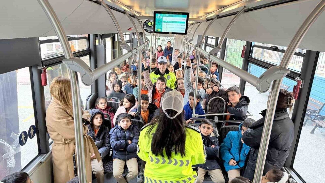 Konya'da Nezaket Otobüsü ile öğrencilere trafik kültürü