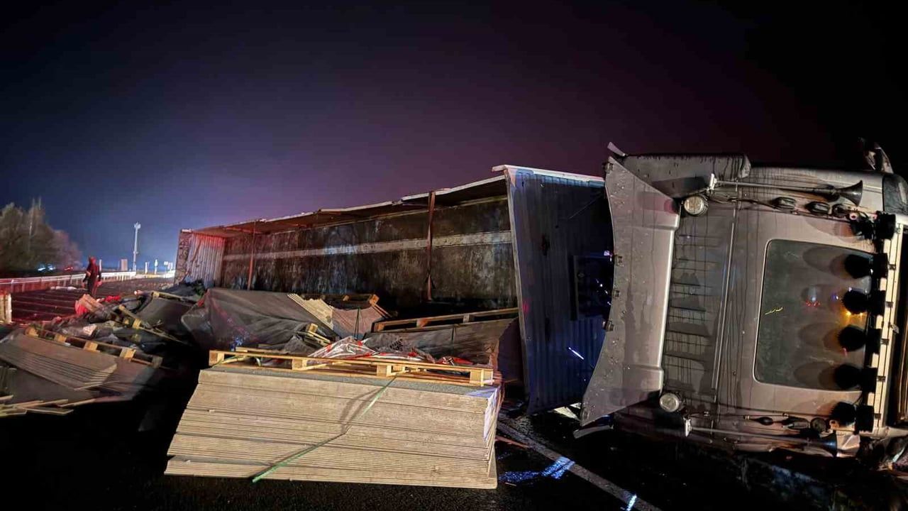 Konya'da otomobilin çarptığı tır devrildi: 1 yaralı