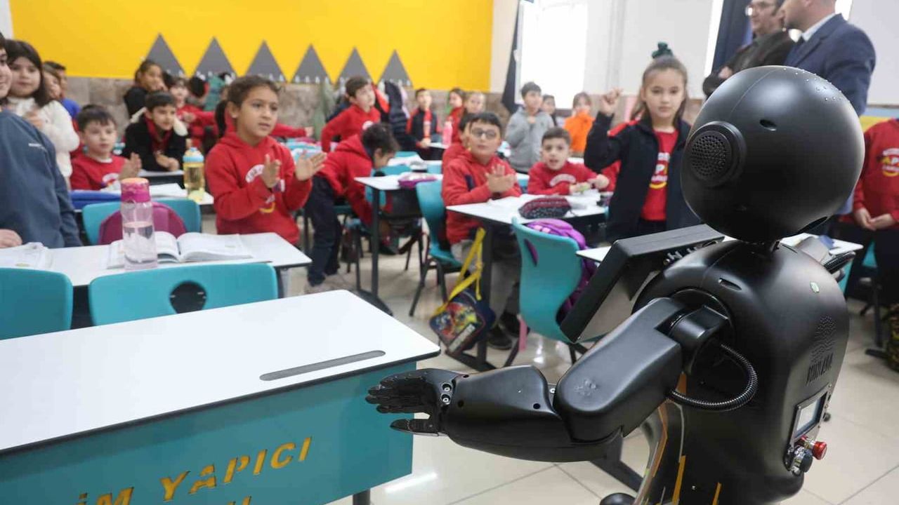 Konya'da robot sınıfta Şivlilik geleneğini, paylaşmayı ve akran zorbalığını anlattı