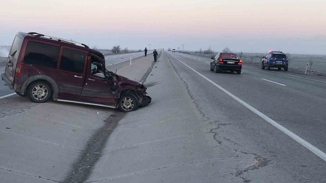 Konya Ereğli'de hafif ticari araç refüje takla attı: 1 yaralı