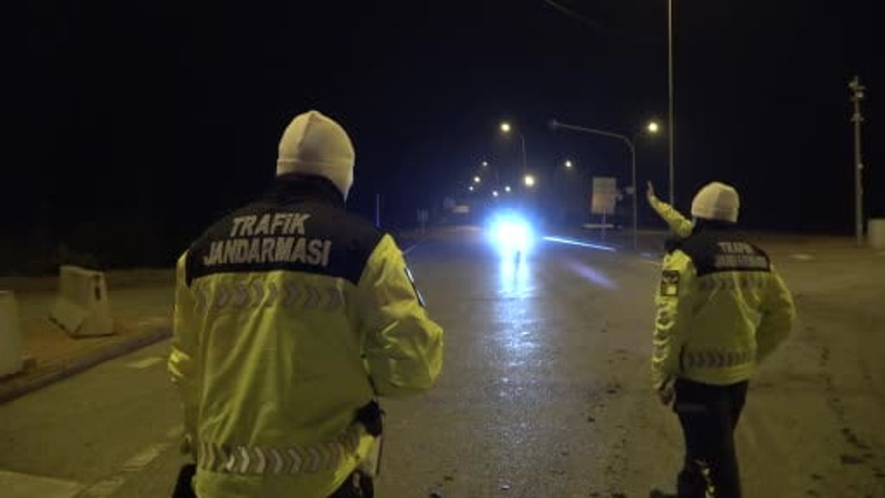 Konya protokolü sürücü ve polislerin yeni yılını kutladı