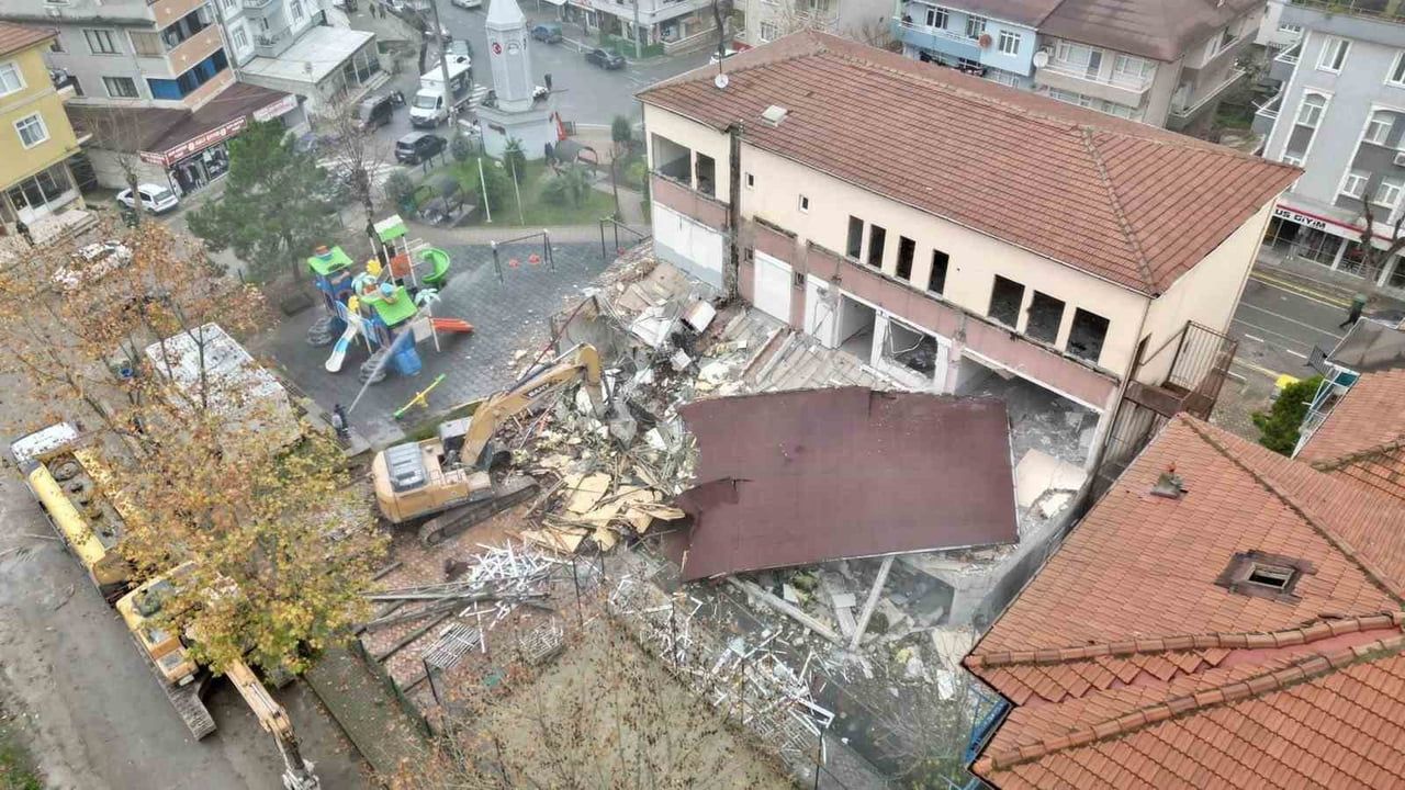 Körfez'de Riskli Bina Kontrollü Şekilde Yıkıldı