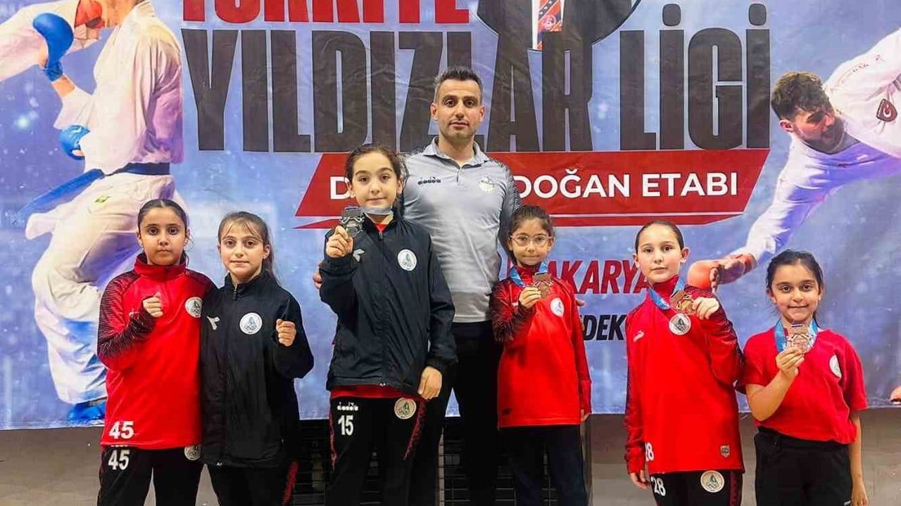 Körfezli karateciler Sakarya'da 13 madalya kazandı