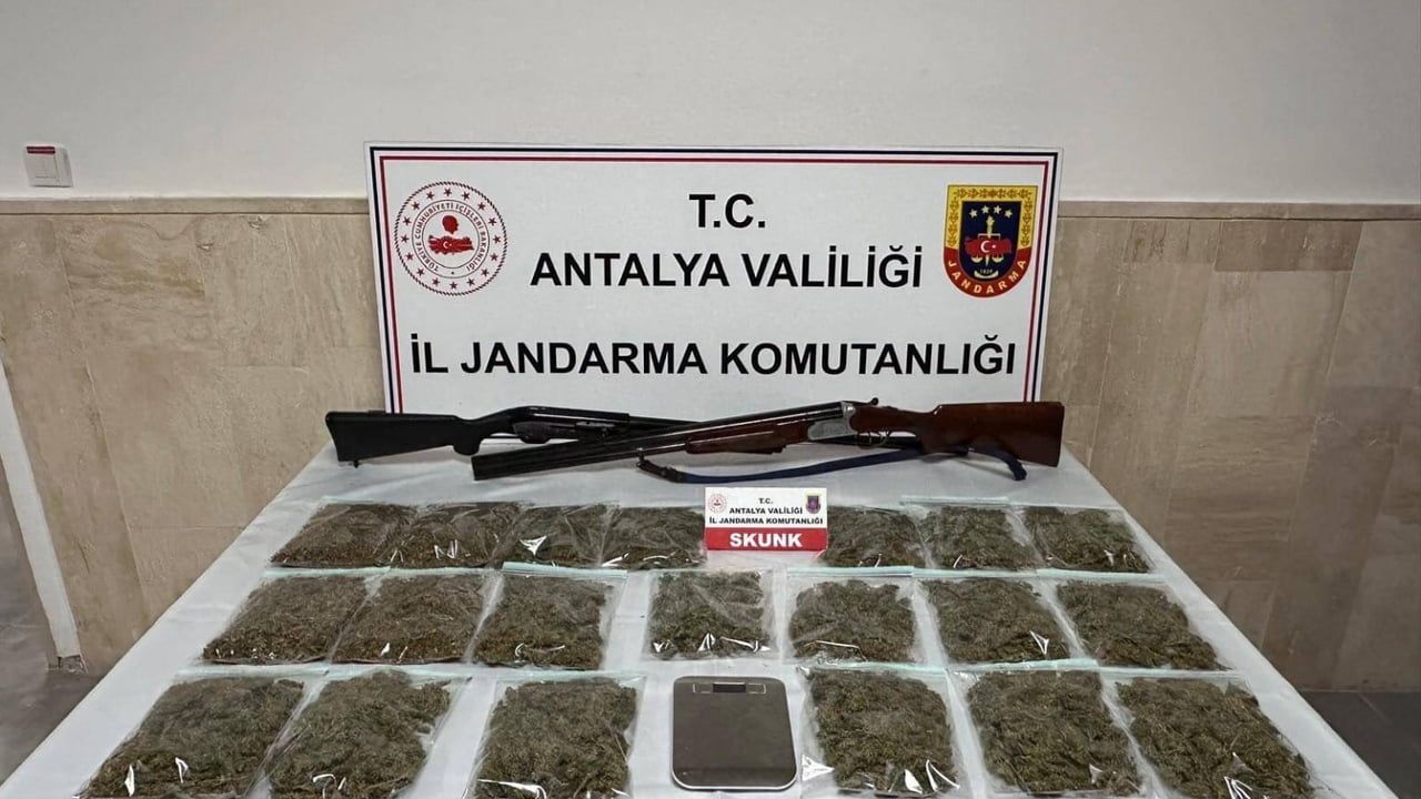 Korkuteli’de 16 kilo 880 gram skunk ele geçirildi, 3 şüpheli gözaltında