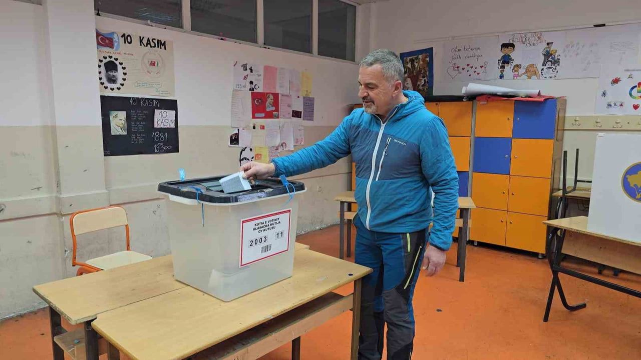 Kosova'da erken parlamento seçimleri yapılıyor