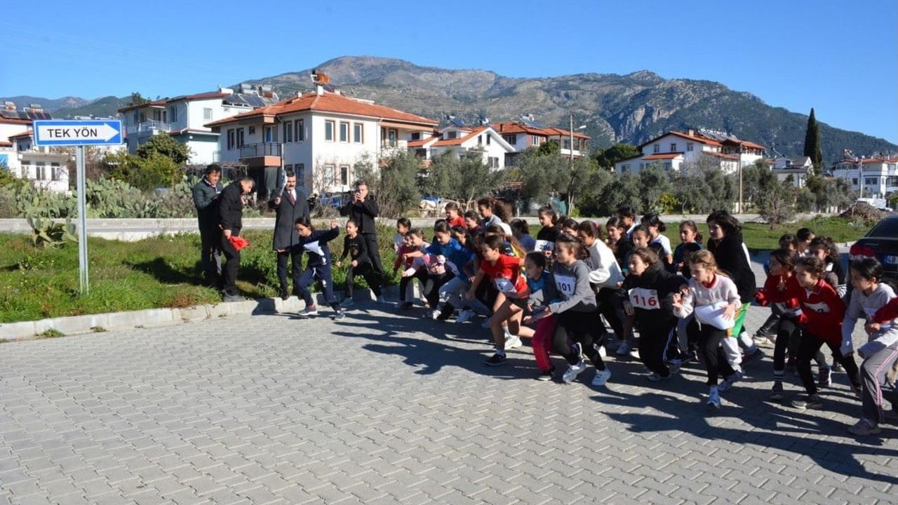Köyceğiz'de Atatürk Yol Koşusu Düzenlendi