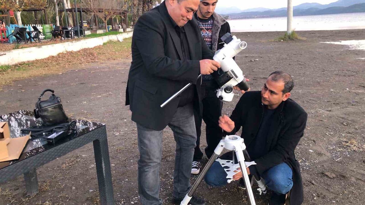 Köyceğiz'de 'Kadrajımdan Gökyüzü Atölyesi' ile Öğrenciler Ay ve Satürn'ü Teleskopla İnceledi
