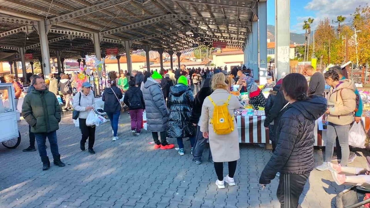 Köyceğiz'de Yılbaşı Pazarı: Kapalı Pazar Yerinde 500'ün Üzerinde Tezgâh