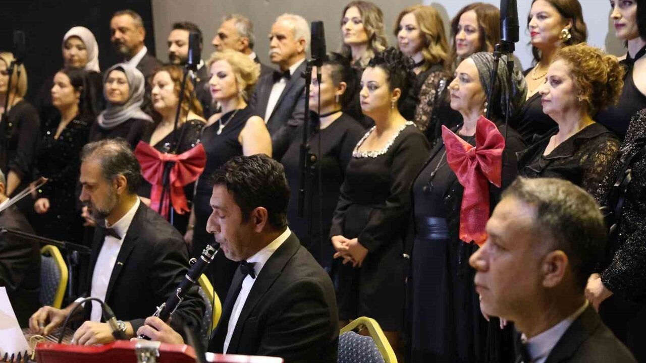 Kozan'da 25 Kişilik Karma Koro İlk Kez Sahneye Çıktı