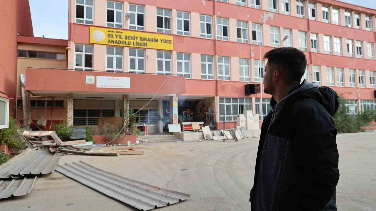 Kozan’da 50. Yıl Şehit İbrahim Yüce Anadolu Lisesi için yıkım başladı