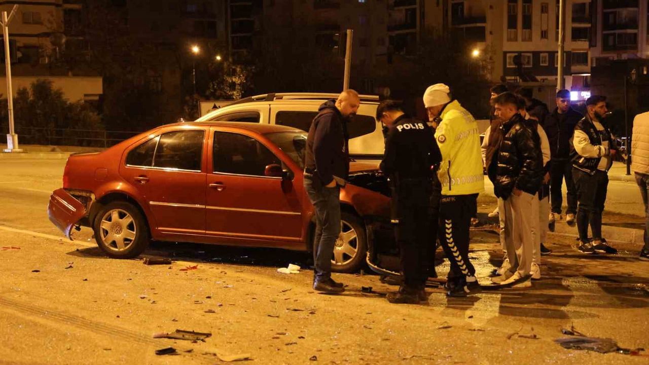 Kozan'da baba yadigarı otomobil hurdaya döndü: 2 yaralı