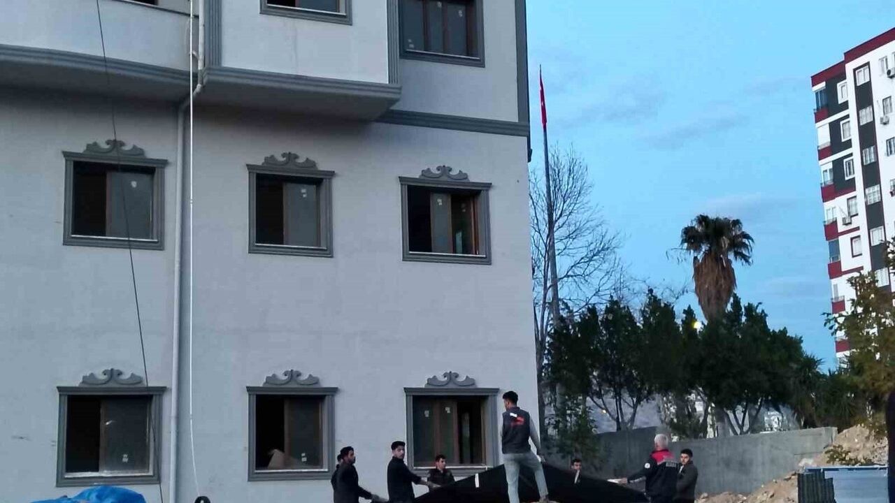 Kozan’da çatıda bekleyen boyacı, 80 bin TL alacak tahsil edilince indi