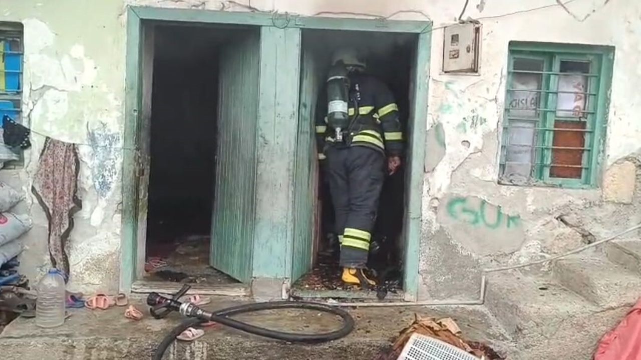 Kozan’da ev yangını itfaiye ekiplerince çevreye sıçramadan söndürüldü