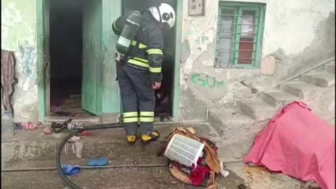 Kozan'da ev yangını paniğe neden oldu; itfaiye çevreye sıçramadan söndürdü