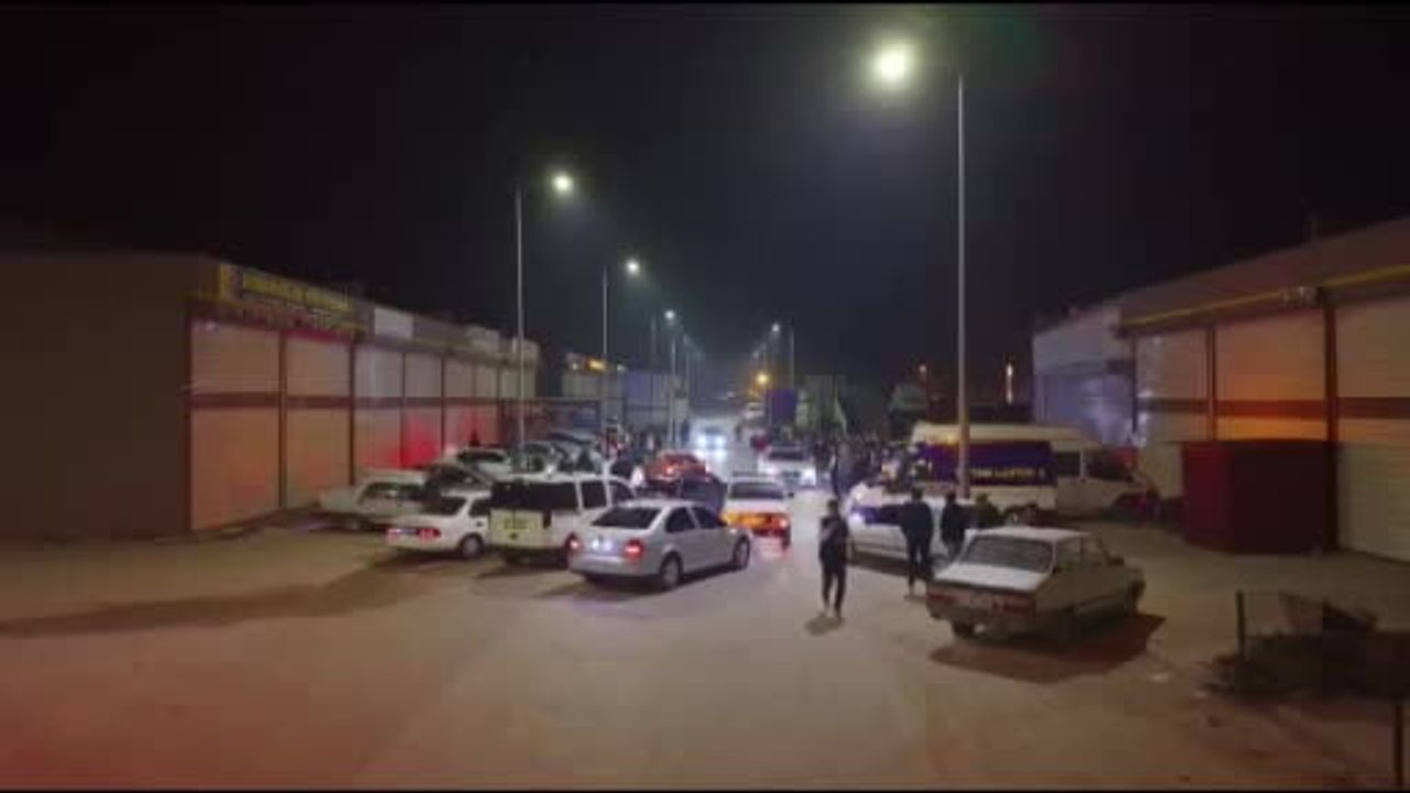 Kozan'da modifiye otomobil tutkunları Sanayi Sitesi'nde toplandı