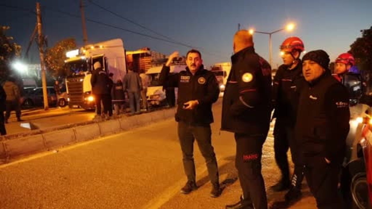 Kozan'da tır minibüse çarptı: 2 tarım işçisi hafif yaralandı