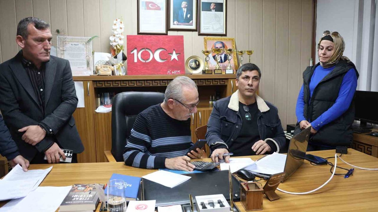 Kozan Mahmutlu Mahallesi'nde muhtarlık seçimini Soner Özev 2 oy farkla kazandı