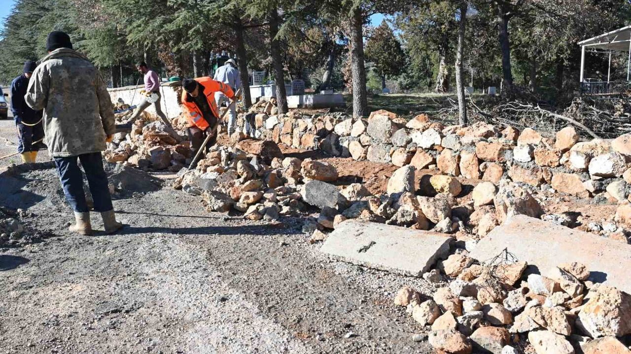 Kozluca köyünde yıkılan mezarlık duvarı Isparta Belediyesi tarafından onarıldı