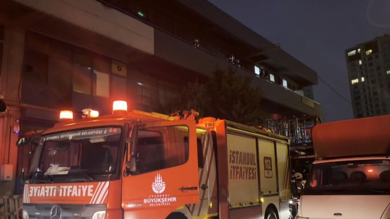 Küçükçekmece'de iş yerinin havalandırma bacasında yangın