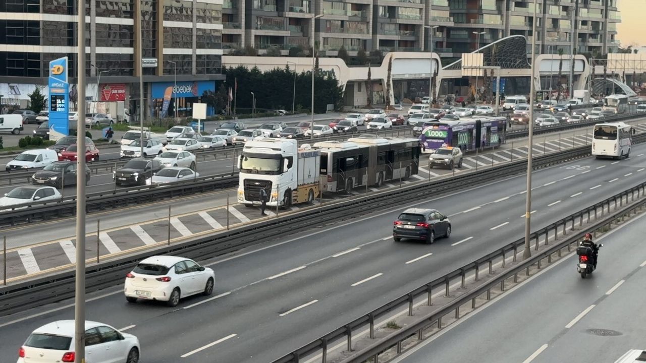 Küçükçekmece'de metrobüs motorunda yangın