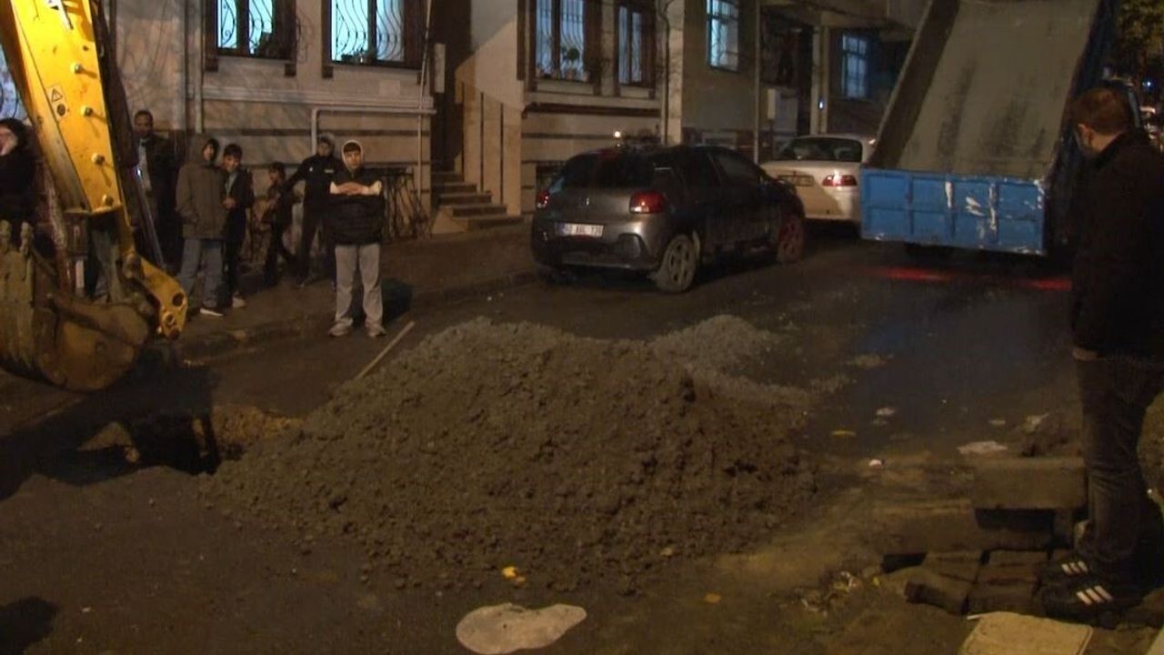 Küçükçekmece'de sağanak sonrası minibüs çöken yola takıldı