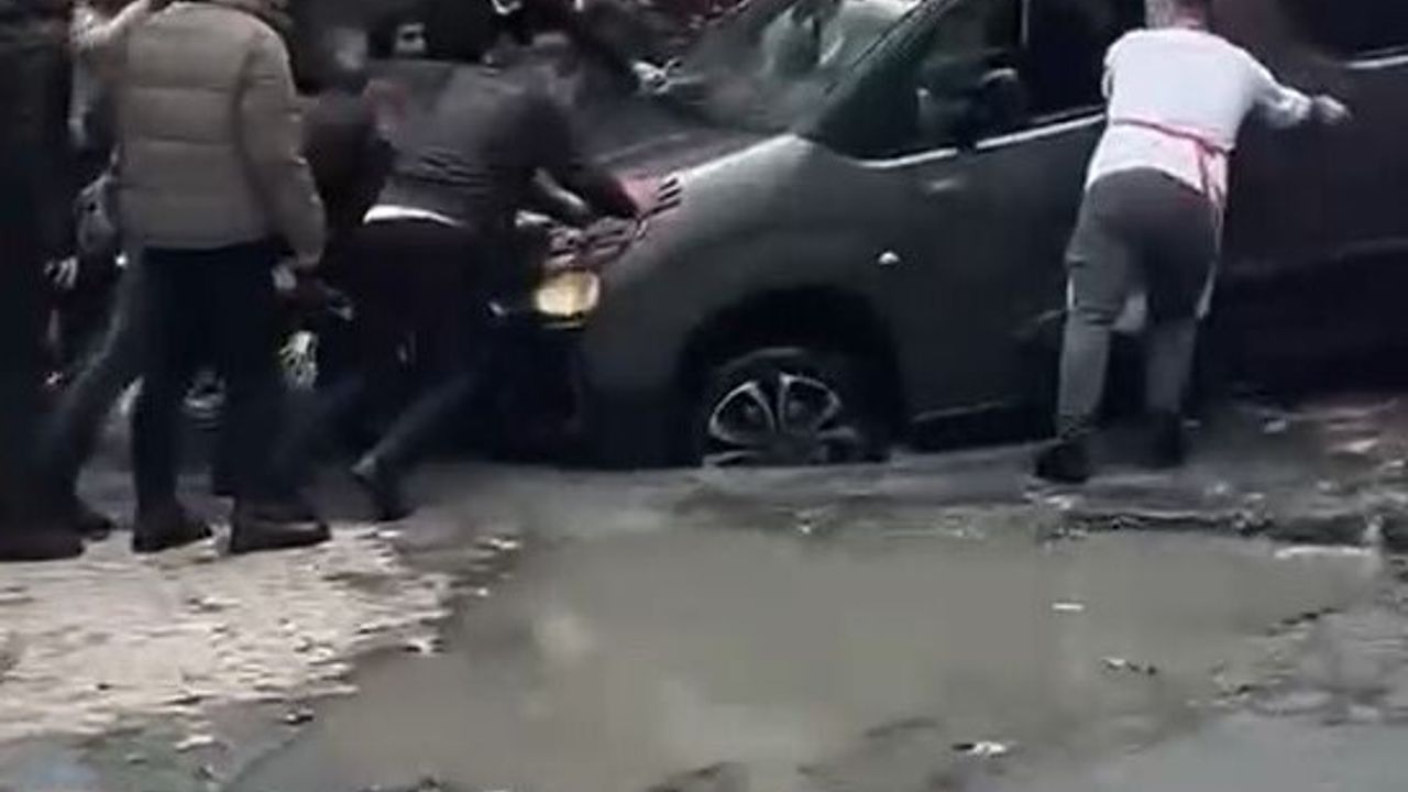 Küçükçekmece’de sağanak sonrası yol çöktü, iki araç çukura düştü