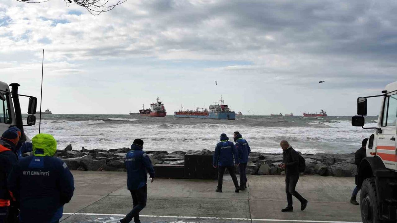 Küçükçekmece'de temas eden iki tankerden biri 2 saatlik çalışmayla kurtarıldı