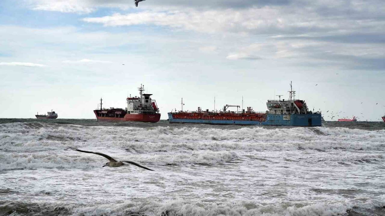 Küçükçekmece Demir Sahası'nda karaya oturan ALATEPE için kurtarma bekleniyor