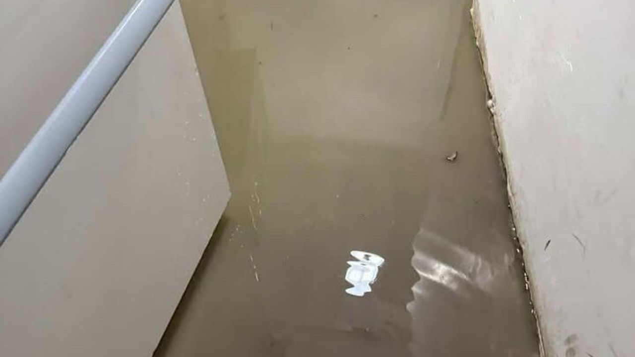 Küçükçekmece İstasyon Mahallesi'nde site otoparkı suyla doldu