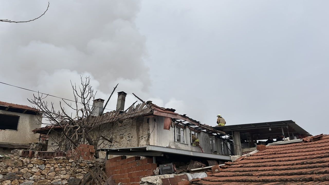 Kula Ahmetli'de 2 Katlı Müstakil Ev Yangında Kullanılamaz Hale Geldi