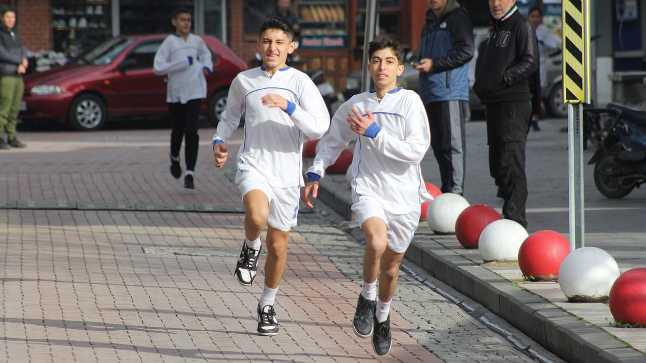 Kula’da Atatürk Kır Koşusu: Okullar Arası Kıyasıya Mücadele