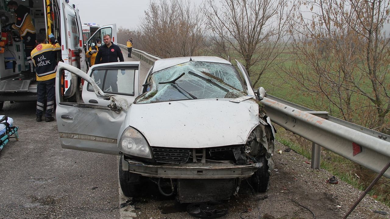 Kula'da otomobil refüje ve bariyerlere çarptı: 1 ölü, 1 yaralı