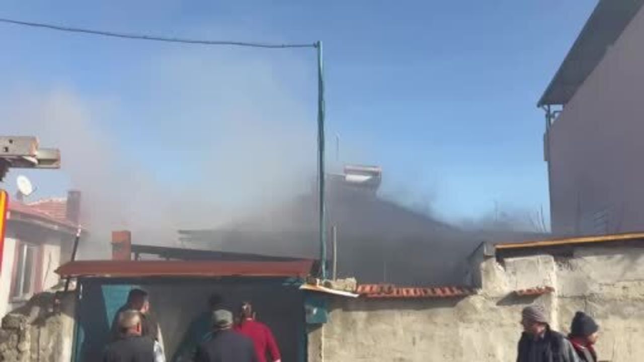 Kula'da tek katlı evde yangın paniğe neden oldu