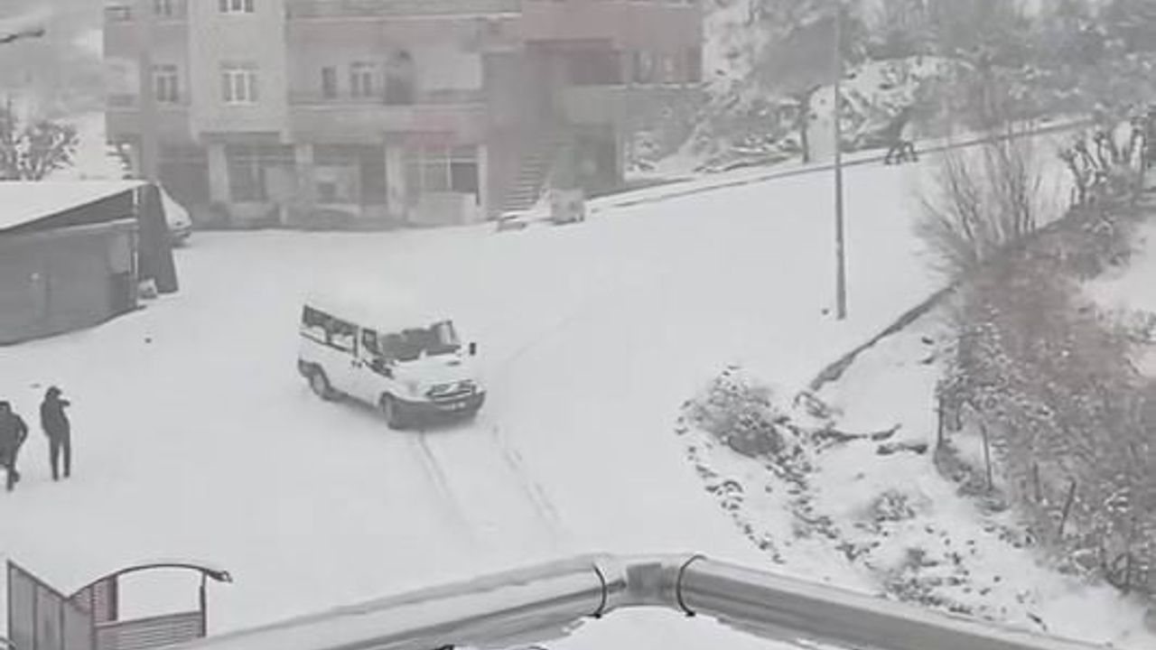 Kulp'ta buzlanan yolda pikap son manevra ile transitle çarpışmaktan kurtuldu