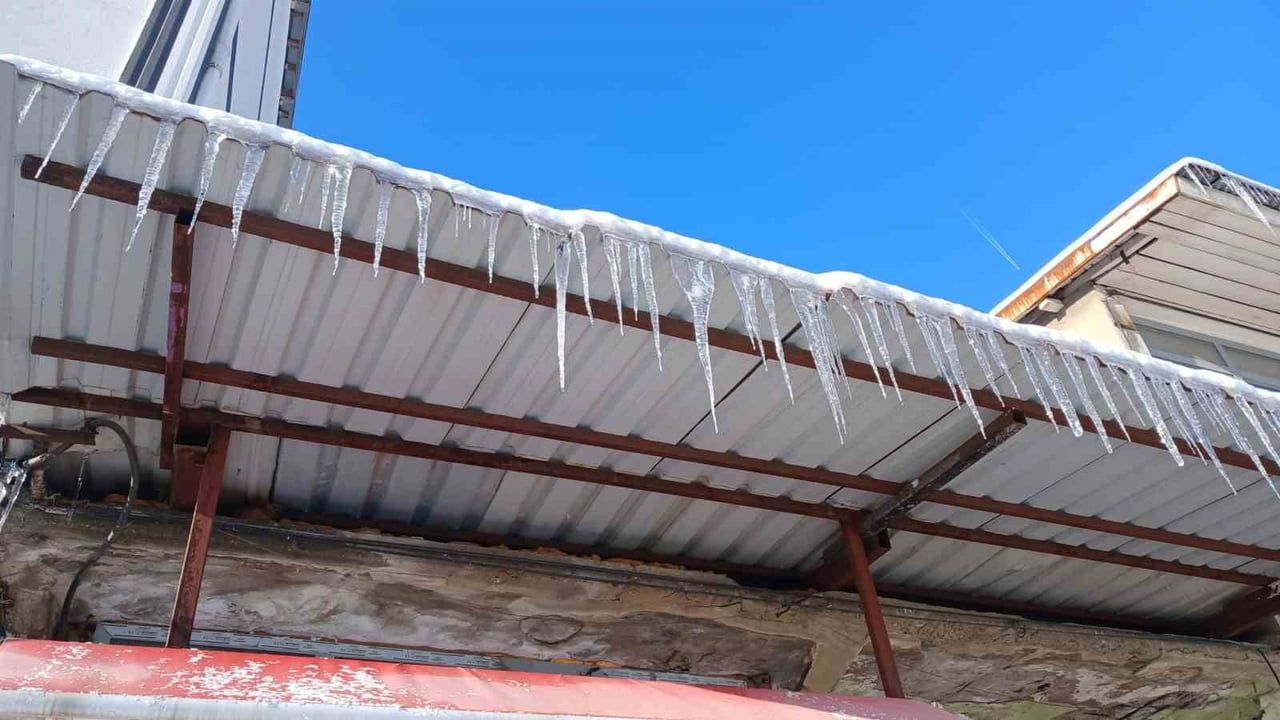 Kulp’ta cadde ve sokaklar buzla kaplandı, yaşam sekteye uğradı