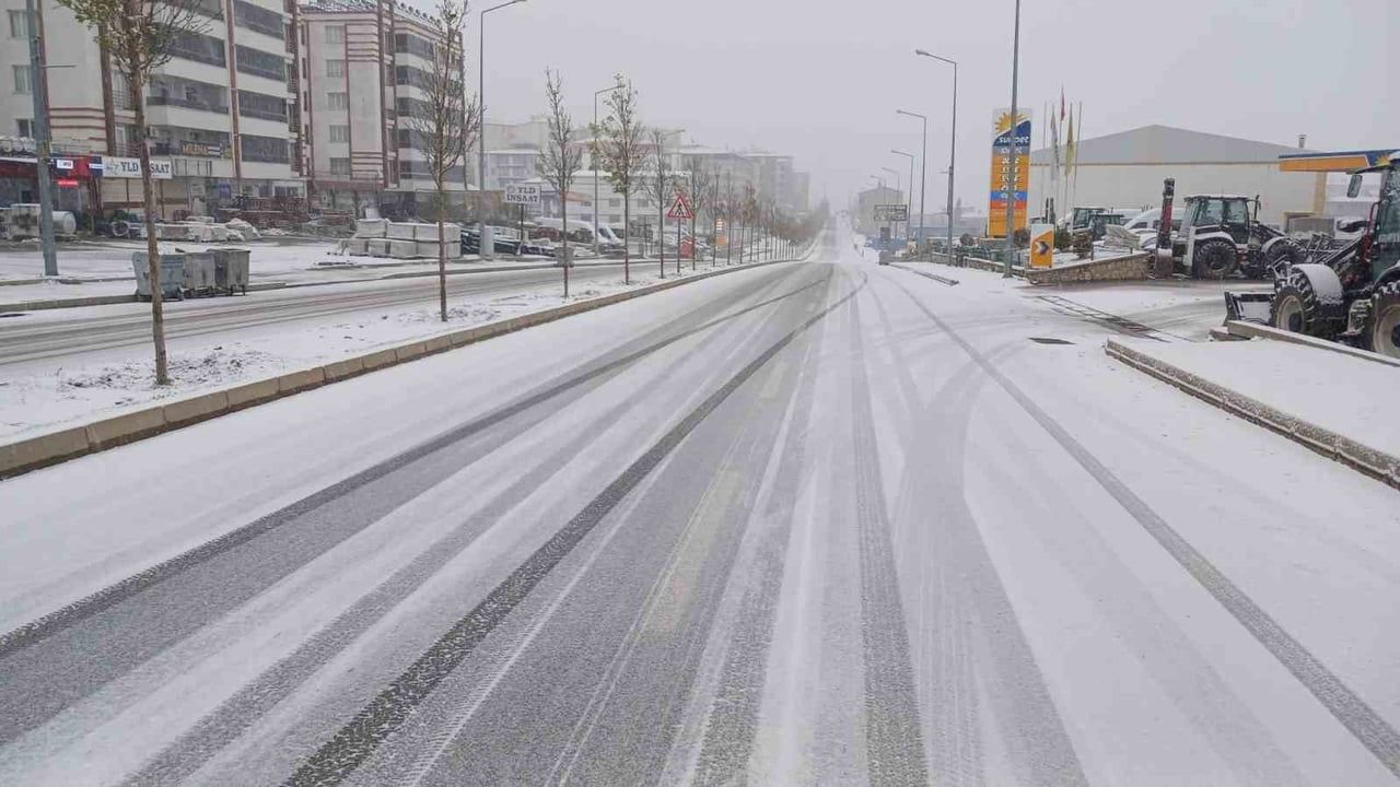 Kulp'ta kar ve gizli buzlanma ulaşımı olumsuz etkiledi