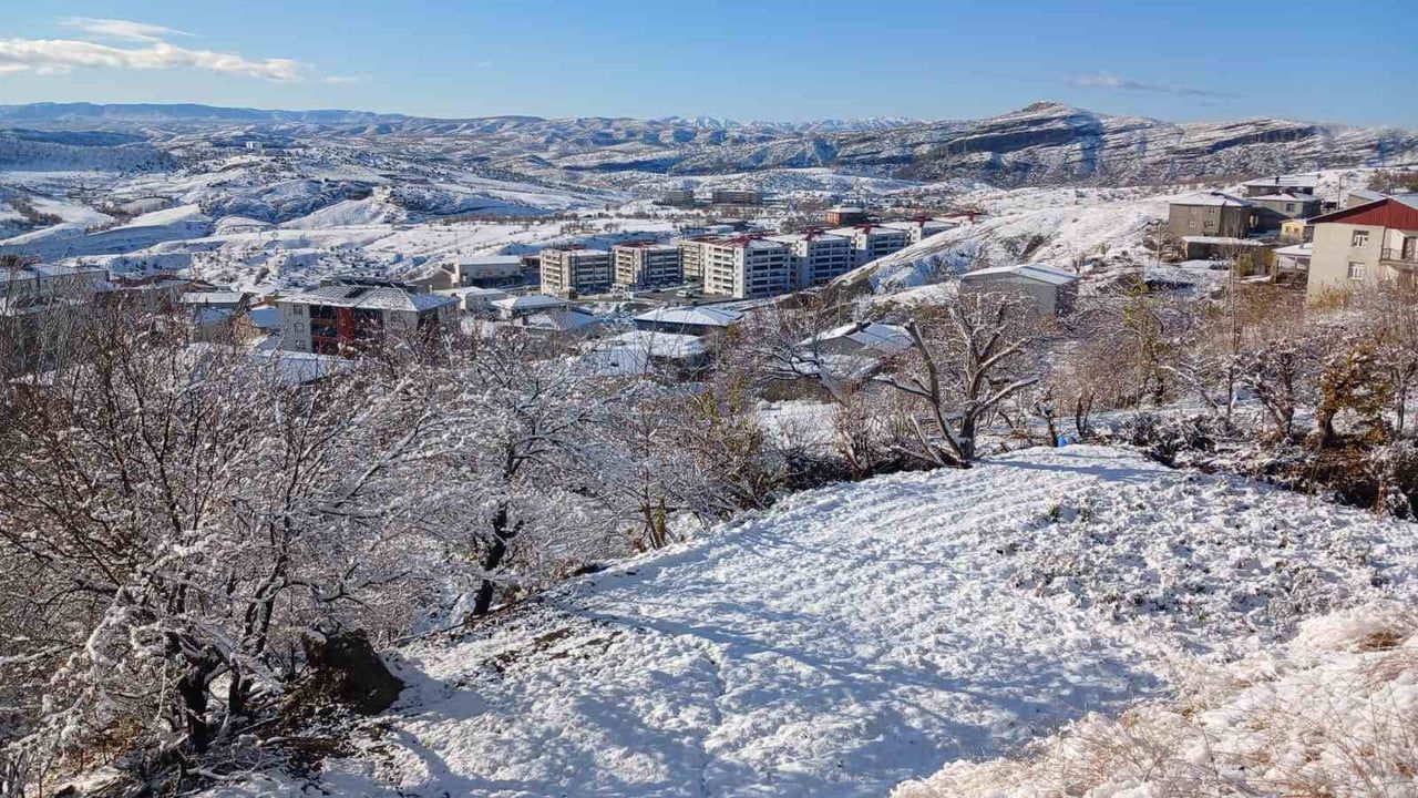 Kulp'ta karın ardından güneş: Merkez 5 cm, kırsalda 20 cm'i aşan kar