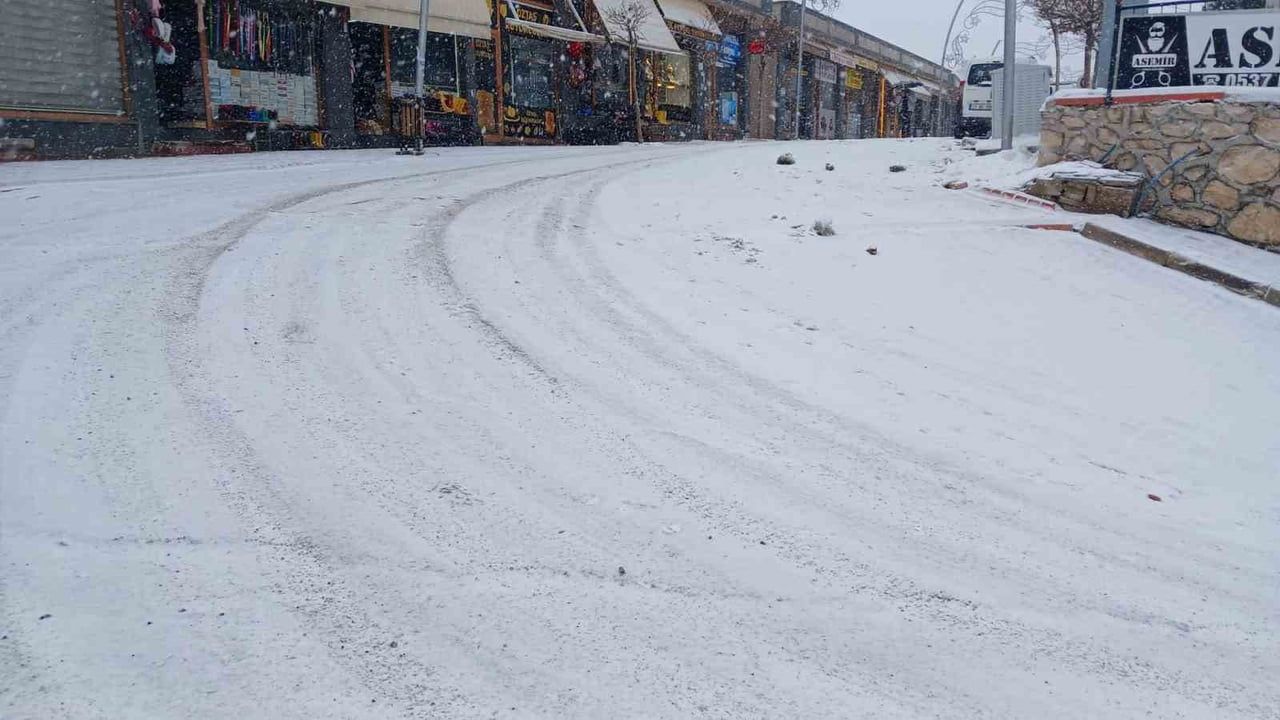 Kulp’ta yoğun kar: yollar kapandı, okullar tatil edildi