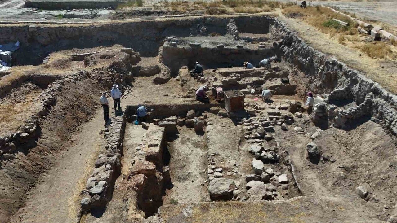 Kültepe'de 4 bin 500 yıllık kurutulmuş meyveler bulundu