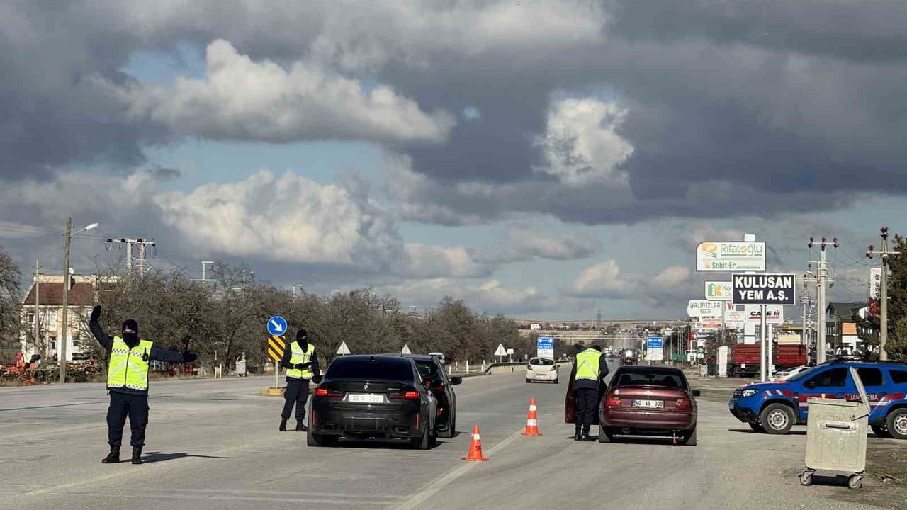Kulu'da Jandarma yılbaşı öncesi trafik denetimlerini artırdı