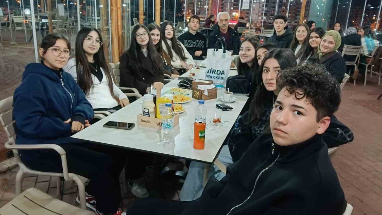 Kumluca liselileri 10 yıldır elbise yardımıyla dayanışmayı sürdürüyor