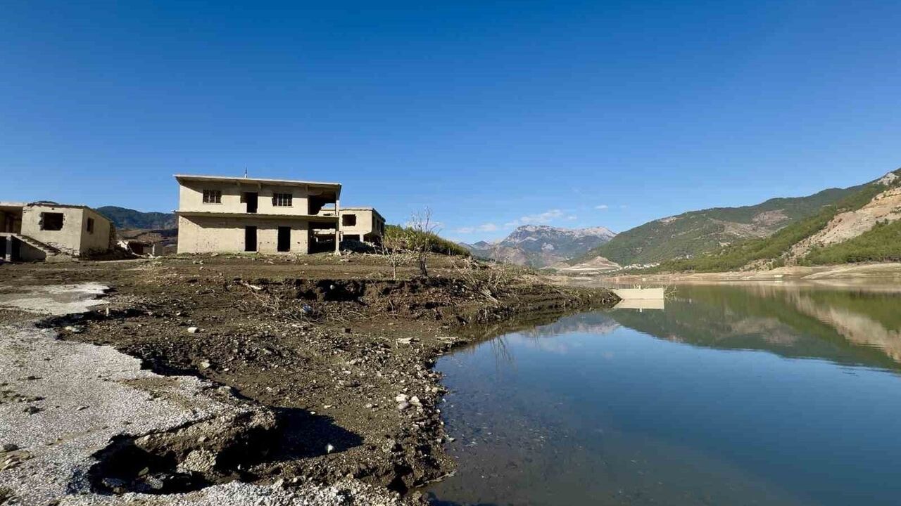 Kuraklık Alaköprü Barajı’nı vurdu: Sular altındaki köyler yeniden ortaya çıktı